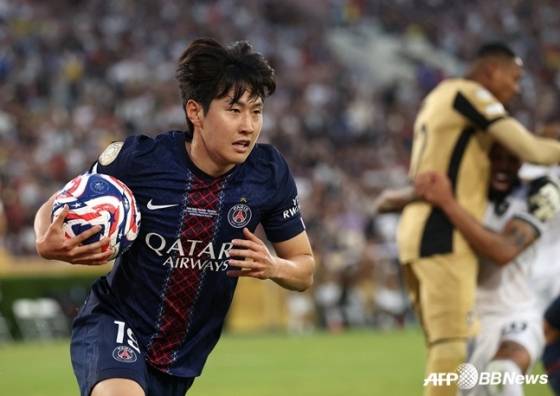 이강인이  지난 20일(한국 시간) 미국 캘리포니아 패서디나의 로즈 볼 스타디움에서 열린 PSG 대 보타포구의 '2025 국제축구연맹(FIFA) 클럽 월드컵' 조별리그 B조 2차전에서 볼을 갖고 코너를 향해 뛰고 있다. /AFPBBNews=뉴스1