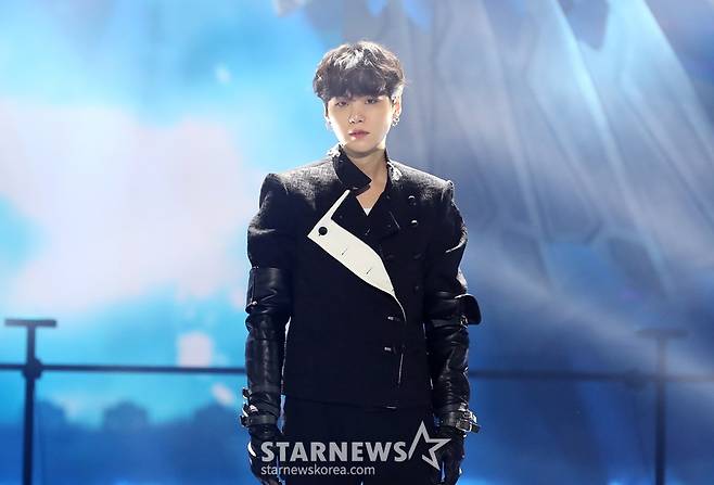 그룹 방탄소년단 슈가가 10일 오후 경기도 고양시 대화동 킨텍스에서 언택트로 열린 ’제35회 2021 골든디스크 어워즈 with 큐라프록스’ 음반부문 시상식에 축하공연을 하고 있다. /사진제공=골든디스크어워즈사무국