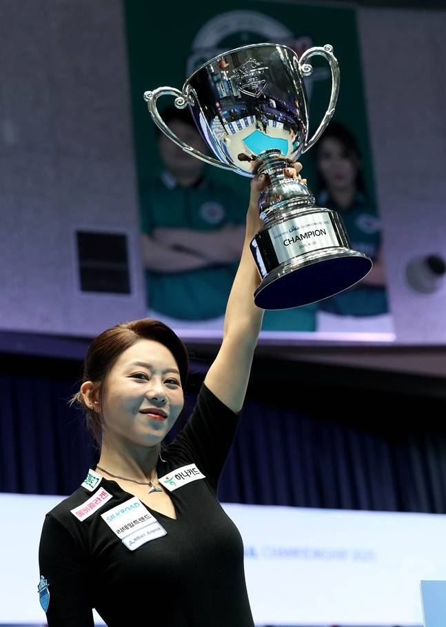 우승 트로피를 들어올리고 있는 김가영. /사진=PBA 투어 제공