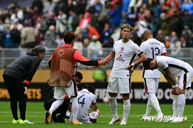 경기 후 아쉬워하는 우라와 레드 선수들. /AFPBBNews=뉴스1