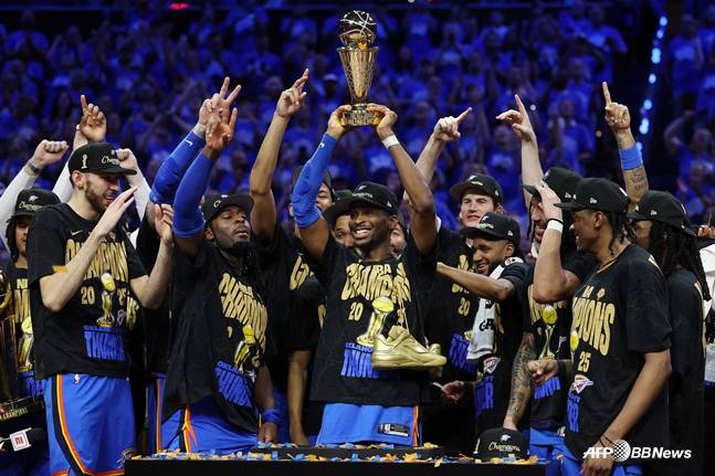 길저스알렉산더가 우승 트로피를 들어올리고 있다. /AFPBBNews=뉴스1