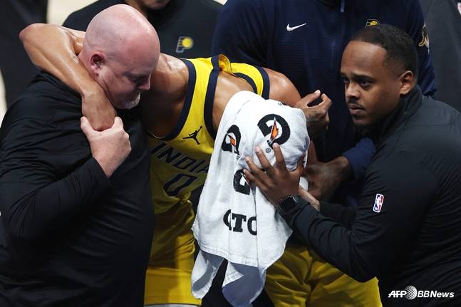 부상으로 경기에서 빠지는 할리버튼(가운데). /AFPBBNews=뉴스1