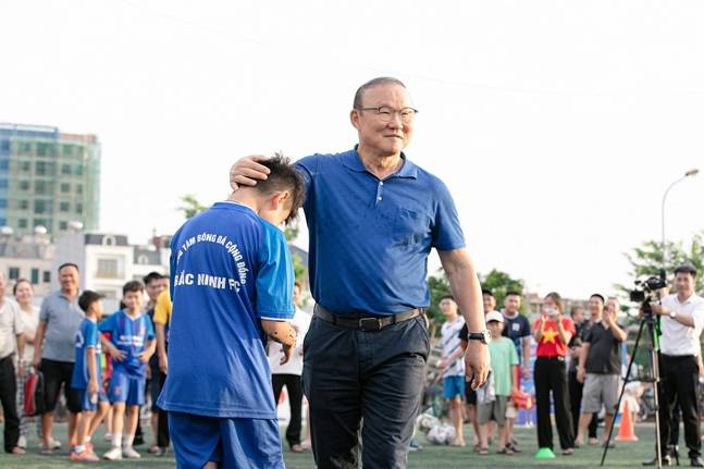박항서 대한축구협회 부회장(가운데)이 박닌 소속 유소년 선수의 머리를 쓰다듬고 있다. /사진=디제이매니지먼트