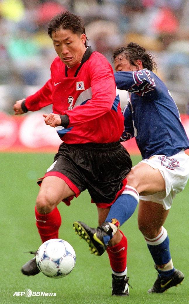 1998년 3월 열린 한일전에 나선 현역 시절 이기형 감독(왼쪽)의 모습. /AFPBBNews=뉴스1