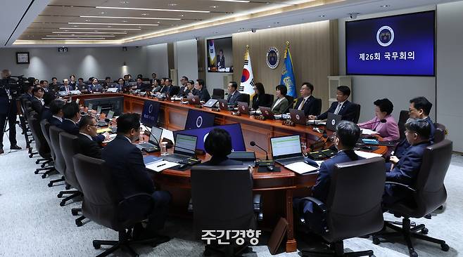 이재명 대통령이 6월 19일 서울 용산 대통령실청사에서 국무회의를 주재하고 있다. /대통령실사진기자단·김창길 기자