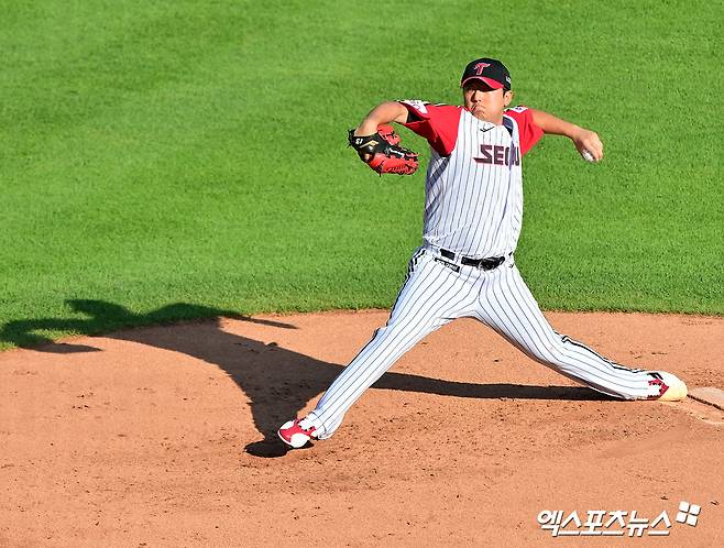 22일 오후 서울 송파구 잠실야구장에서 열린 '2025 신한 SOL Bank KBO리그' 두산 베어스와 LG 트윈스의 경기, 1회초 LG 선발투수 송승기가 공을 힘차게 던지고 있다. 잠실, 김한준 기자