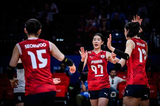 22일 튀르키예 이스탄불에서 열린 2025 국제배구연맹(FIVB) 발리볼네이션스리그(VNL) 2주 차 도미니카공화국과 한국의 경기, 한국이 세트스코어 2:3으로 패배하면서 3연패에 빠졌다. 한국 선수들이 득점 후 기뻐하고 있다. FIVB 공식 홈페이지