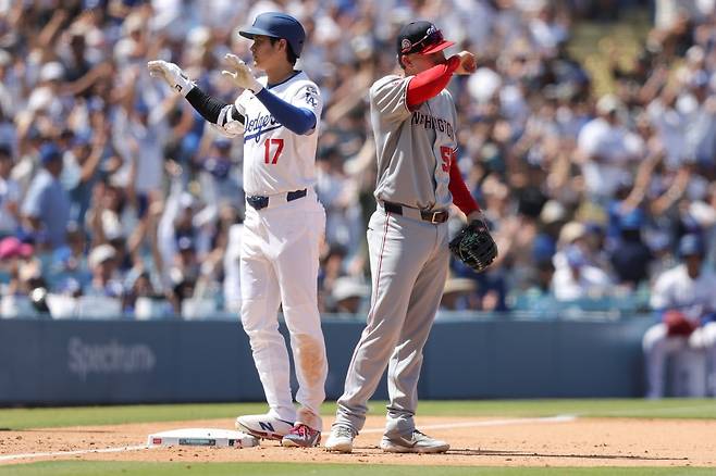 23일 미국 캘리포니아주 로스앤젤레스의 다저스타디움에서 열린 2025 미국프로야구 메이저리그(MLB) 워싱턴 내셔널스와 LA 다저스의 경기, 다저스 오타니가 선발투수로 나와 1이닝 무피안타 2탈삼진 무실점을 기록했다. 이후 타자로 계속 경기를 소화하면서 4타수 2안타(1홈런) 5타점 1볼넷 3득점을 올렸다. AP 연합뉴스