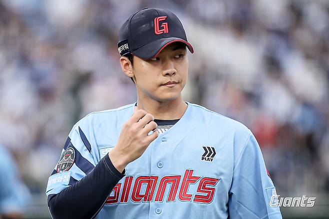 롯데 자이언츠 홍민기가 22일 부산 사직야구장에서 열린 삼성 라이온즈와의 홈경기에서 이닝을 막아낸 뒤 더그아웃으로 향하고 있다. 롯데 자이언츠