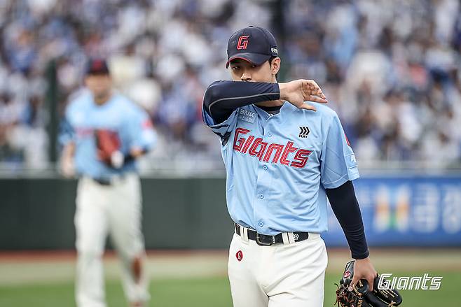 롯데 자이언츠 홍민기가 22일 부산 사직야구장에서 열린 삼성 라이온즈와의 홈경기에서 이닝을 막아낸 뒤 더그아웃으로 향하고 있다. 롯데 자이언츠