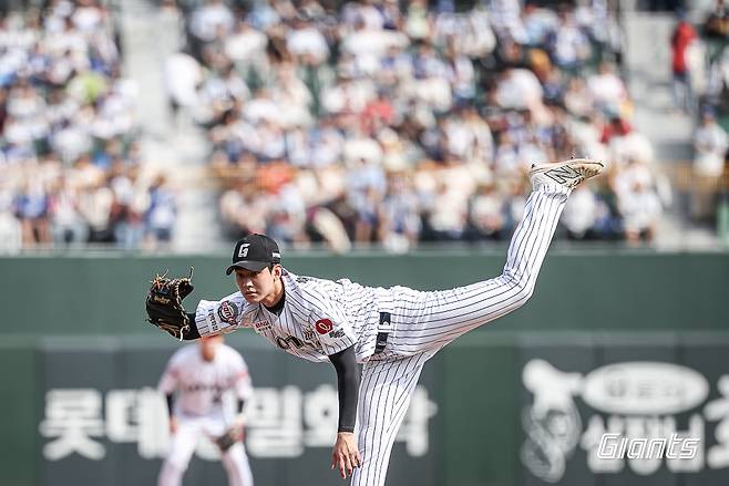 롯데 자이언츠 홍민기가 올해 정규시즌 경기에 등판해 투구하고 있다. 롯데 자이언츠