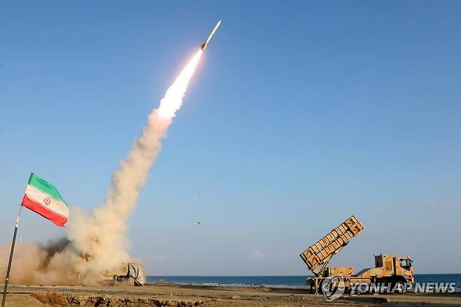 호르무즈 해협 인근에서 훈련중인 이란군 [EPA=연합뉴스 자료사진. 재판매 및 DB 금지]