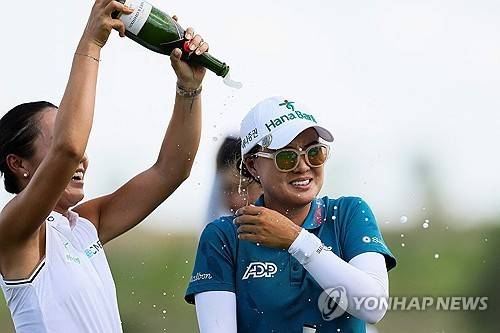 리디아 고의 샴페인 세례를 받는 이민지. [AFP/게티이미지=연합뉴스]