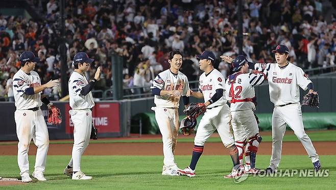 이겼다 (부산=연합뉴스) 강선배 기자 = 19일 부산 사직야구장에서 열린 프로야구 한화 이글스와 롯데 자이언츠의 경기에서 힘겹게 한화의 추격을 뿌리치고 4-3으로 승리한 롯데 선수들이 기쁨을 나누고 있다. 2025.6.19 sbkang@yna.co.kr