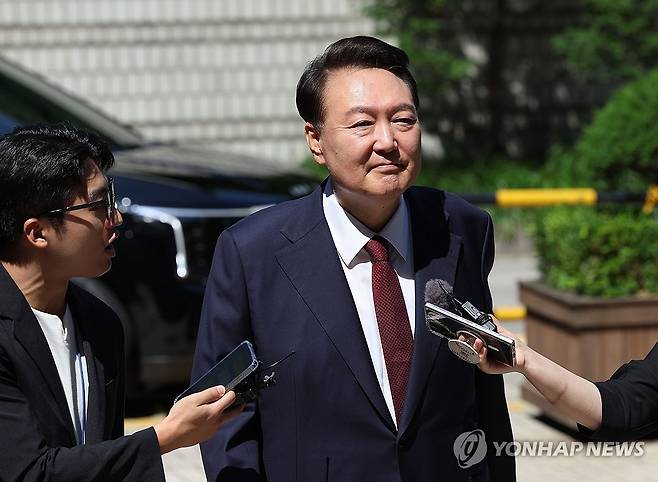 내란혐의 8차 공판 출석하는 윤석열 전 대통령 (서울=연합뉴스) 윤석열 전 대통령이 23일 서울 서초구 서울중앙지방법원에서 열린 내란 우두머리 혐의·직권남용 권리행사 방해 혐의 사건 8차 공판에 출석하고 있다. 2025.6.23[사진공동취재단] photo@yna.co.kr