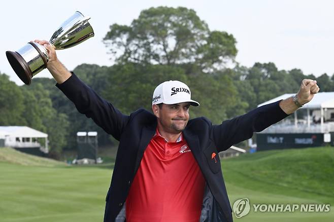 우승컵 거머쥔 브래들리 [AP=연합뉴스]