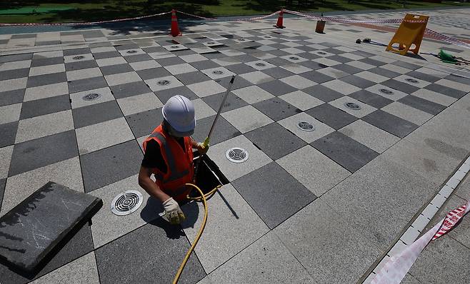 바닥분수 수조 청소 [촬영 윤관식]