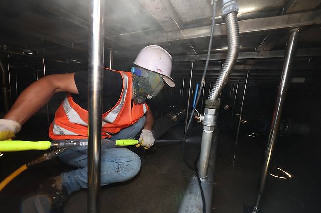 바닥분수 수조 청소 [촬영 윤관식]