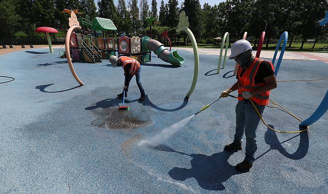 물놀이형 놀이터 청소 [촬영 윤관식]