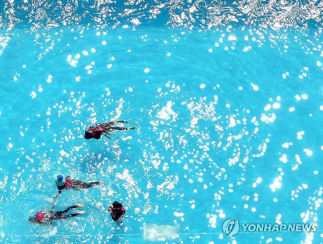 햇볕 위에 둥둥 (대구=연합뉴스) 윤관식 기자 = 전국 대부분 지역에 폭염 특보가 이어진 8일 대구 신천 물놀이장에서 시민들이 물놀이하며 무더위를 식히고 있다. 2024.8.8 psik@yna.co.kr