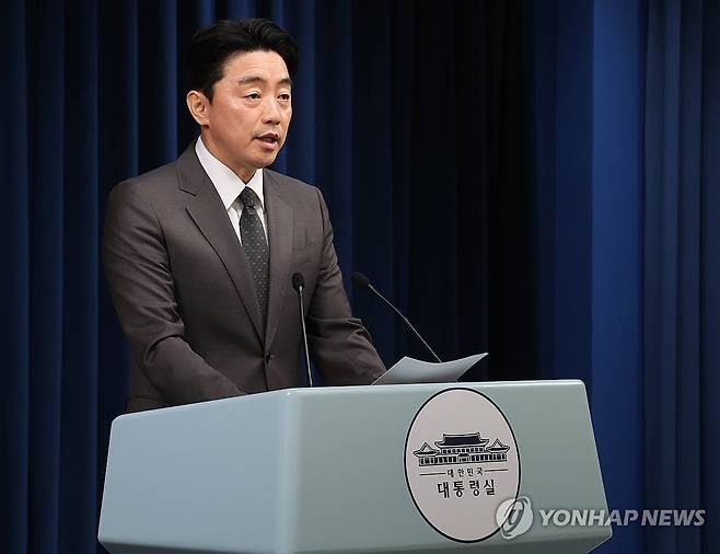 이재명 대통령, 장관 후보자 지명 (서울=연합뉴스) 한상균 기자 = 강훈식 대통령 비서실장이 23일 용산 대통령실에서 장관 후보자 지명 관련 브리핑을 하고 있다. 2025.6.23 xyz@yna.co.kr