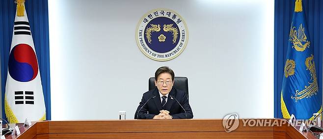 이재명 대통령, 수석보좌관회의 주재 (서울=연합뉴스) 한상균 기자 = 이재명 대통령이 23일 용산 대통령실에서 제1차 수석보좌관회의를 주재하고 있다. 2025.6.23 xyz@yna.co.kr