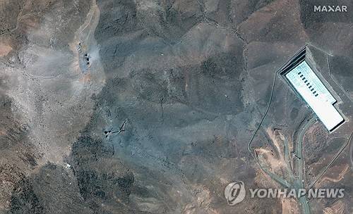 '벙커버스터' 맞은 이란 포르도 핵시설 (로이터=연합뉴스) 22일(현지시간) 막사 테크놀로지가 촬영한 미군의 폭격 이후 이란 포르도 핵시설 모습. 2025.6.23