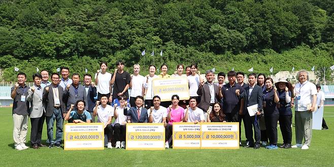 대한육상연맹, 구미 아시아선수권 메달·신기록 포상금 지급 (서울=연합뉴스) 대한육상연맹이 23일 강원 정선종합운동장에서 2025 구미 아시아선수권 메달리스트와 한국 신기록을 작성한 선수, 지도자들에게 포상금을 지급하고, 기념 촬영을 하고 있다. [대한육상연맹 제공. 재판매 및 DB금지]