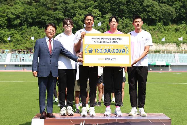 대한육상연맹, 구미 아시아선수권 우승한 남자 400ｍ 계주팀 포상 (서울=연합뉴스) 대한육상연맹이 23일 강원 정선종합운동장에서 2025 구미 아시아선수권 남자 400ｍ 계주 우승을 차지한 선수들을 포상하고 있다. 왼쪽부터 육현표 대한육상연맹 회장, 서민준, 나마디 조엘진, 이재성, 이준혁.  [대한육상연맹 제공. 재판매 및 DB금지]