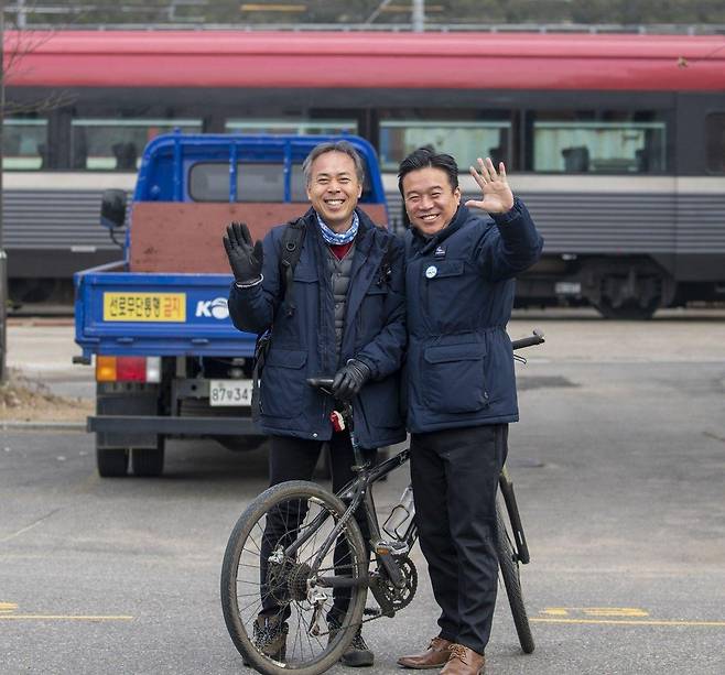 열차 앞에 선 김영훈(오른쪽) 고용노동부 장관 후보자 [김영훈 고용노동부 장관 후보자 페이스북 캡처]