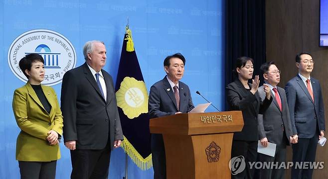 "나토 정상회의 불참은 잘못된 결정" (서울=연합뉴스) 김주형 기자 = 국민의힘 외교통일위원회 위원들이 23일 서울 여의도 국회 소통관에서 "중동발 리스크 대응할 기회인 나토 정상회의 불참은 잘못된 결정"이라며 성명서를 발표하고 있다. 2025.6.23 kjhpress@yna.co.kr