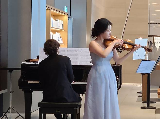 바이올리니스트 김봄소리, '투데이 앳 애플 '행사 (서울=연합뉴스) 박원희 기자 = 바이올리니스트 김봄소리가 23일 서울 애플 명동점에서 열린 '투데이 앳 애플'(Today At Apple)에서 연주하고 있다. 2025.06.23. encounter24@yna.co.kr