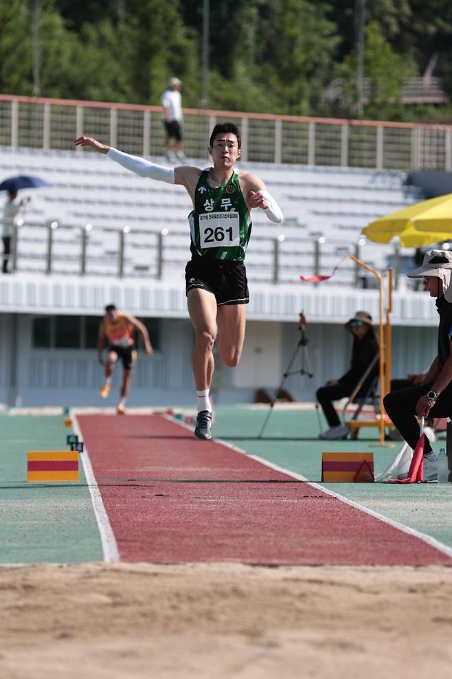도약하는 김장우 (서울=연합뉴스) 김장우가 23일 강원 정선종합운동장에서 열린 제79회 전국육상경기선수권대회 남자 세단뛰기 경기에서 도약하고 있다. [대한육상연맹 제공. 재판매 및 DB금지]