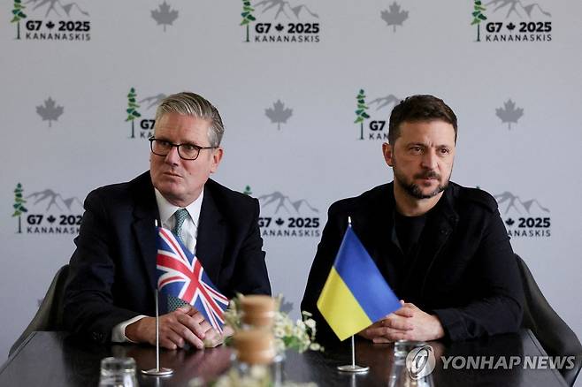 17일(현지시간) G7 정상회담에서 만난 스타머 총리와 젤렌스키 대통령 [AFP 연합뉴스 자료사진 재판매 및 DB 금지]
