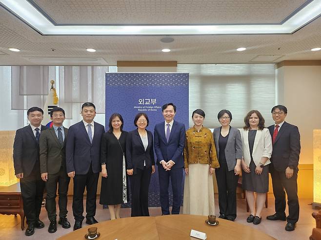 2025년 한중 미래지향 교류사업 대표단과 만난 강영신 국장 [외교부 제공]