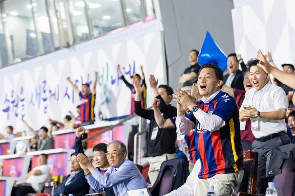 이재준 시장이 지난 14일 수원FC 경기를 관람하며 응원하고 있다. /수원시 제공