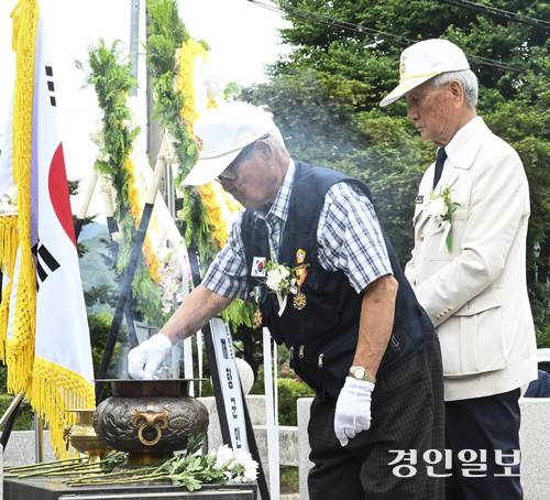 6·25전쟁 발발 75주년을 하루 앞둔 24일 오후 연천군 6.25참전기념탑에서 제1회 6·25전쟁 국군 및 UN참전국 영웅들의 추모제가 열리고 있다. 2025.6.24 /이지훈기자 jhlee@kyeongin.com