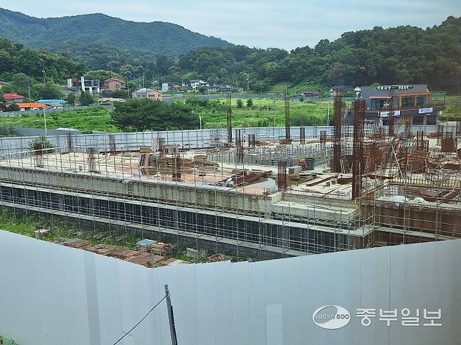 24일 지난 1년여 동안 방치된 포천교육커뮤니티센터 공사 현장 모습. 철근은 새빨갛게 녹슬고 형틀 목재는 썩어가고 있어 공사 재개시 추가 비용은 불가피할 것으로 보인다. 김두현기자