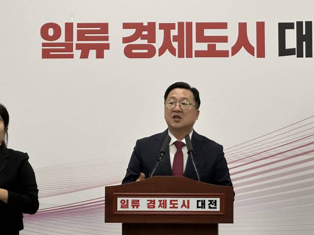 이장우 대전시장이 24일 민선 8기 3주년 시정 브리핑을 열고 현안에 대해 입장을 밝히고 있다. 사진=이심건 기자