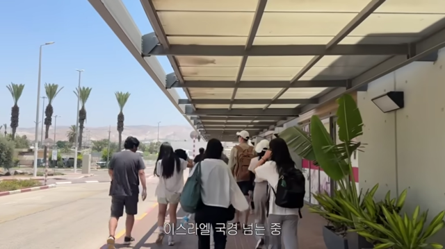 A씨가 요르단 국경을 넘는 모습. A씨가 업로드한 영상 캡쳐