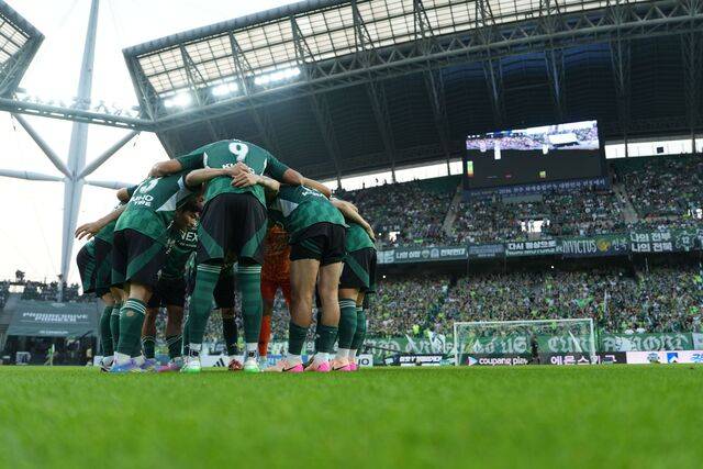 지난달 31일 울산HD FC와 '현대가 더비'를 치른 전북현대모터스FC가 창단 후 첫 매진을 기록한 가운데 만원 관중과 함께 승리를 다짐하고 있다. 전북현대 제공