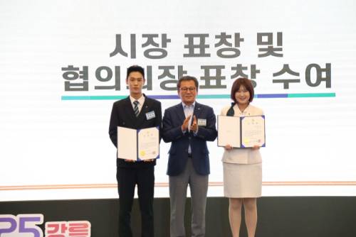 ◇가톨릭관동대 학생홍보대사단 ‘가은’ 3기 소속 학생들이 지난 23일 강릉 세인트컨벤션웨딩에서 열린 ‘2025 강릉 평화통일 시민대화’에서 표창을 수상했다. 사진=가톨릭관동대 제공.