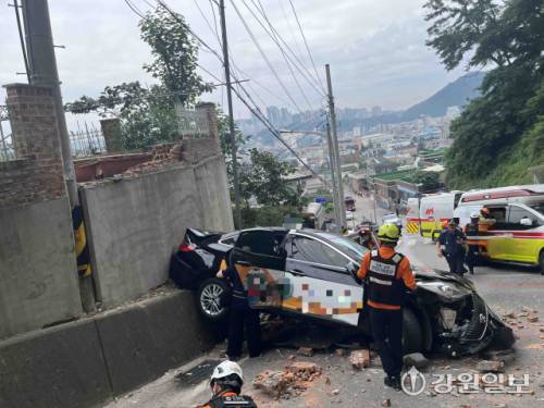 ◇24일 오후 2시38분께 삼척시 당저동에서 60대 여성이 몰던 택시가 벽을 뚫고 3m 아래로 추락했다. 사진=강원특별자치도소방본부 제공