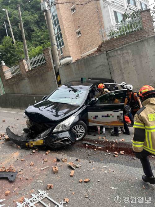 ◇24일 오후 2시38분께 삼척시 당저동에서 60대 여성이 몰던 택시가 벽을 뚫고 3m 아래로 추락했다. 사진=강원특별자치도소방본부 제공