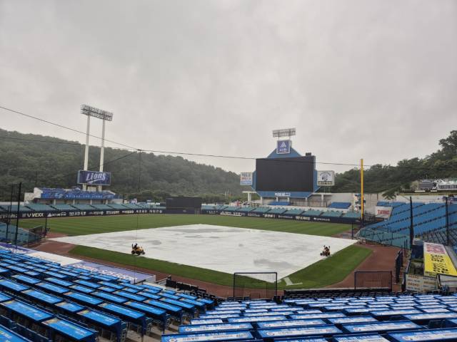 비가 내리고 있는 대구 삼성라이온즈파크 전경. 채정민 기자