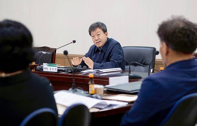 울릉군 복지위원회 회의에서 남한권 울릉군수가 장애인 복지에 대해 설명하고 있다. /울릉군 제공