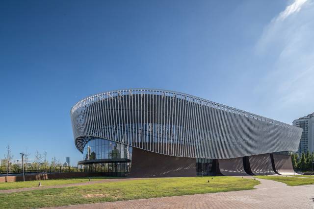 내년에 낙후된 시설을 전면 리모델링할 예정인 부산문화회관 대극장(위)과 부산 첫 클래식 전용 공연장으로 부산시민공원 내에 지난 20일 문을 연 부산콘서트홀. 각 기관 제공