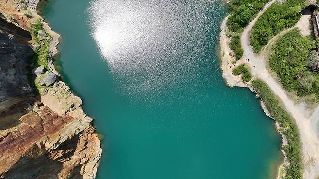 대구 달성군 가창면 한 채석장에 고인 물이 선명한 에메랄드빛을 띠고 있다. 절벽 아래 형성된 물웅덩이는 금속성 광물과 햇빛의 상호작용으로 인해 이국적인 색을 나타낸다.<영남일보 DB>