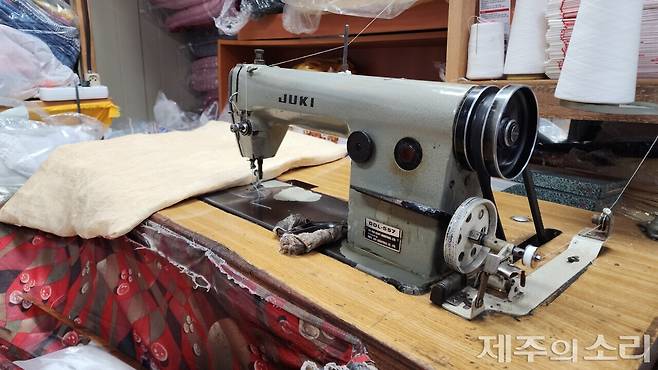 김씨가 1980년 초 구입했다는 일제 재봉틀. 소를 팔아 살 정도로 당시 비쌌다는 기계는 아직도 건재한 상태로 일감을 기다리고 있지만, 정작 일감이 없어 놀고 있는 형편이다. ⓒ제주의소리