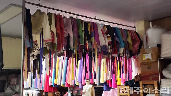 다양한 빛깔로 자태는 뽐내는 한복이지만, 그늘에 가려져 있는 모습이다. ⓒ제주의소리